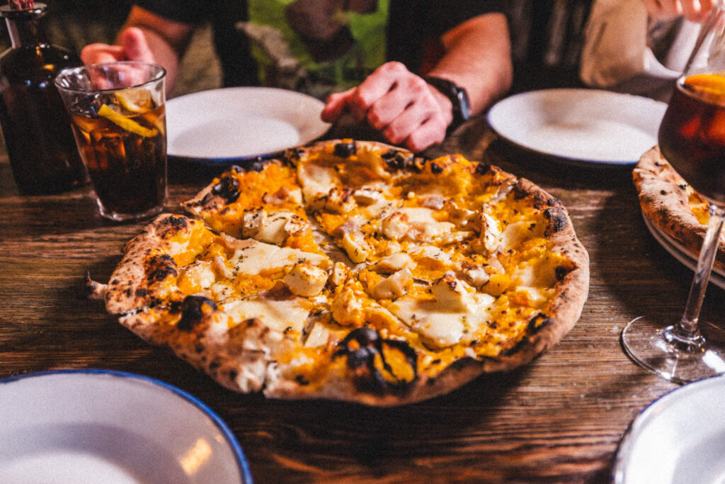 Detalle de la textura alveolada y ligera de una masa de pizza artesanal de Éccolo tras 48 horas de fermentación natural.