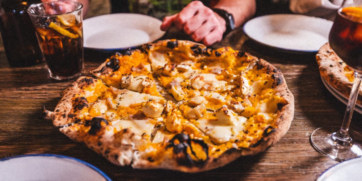 Detalle de la textura alveolada y ligera de una masa de pizza artesanal de Éccolo tras 48 horas de fermentación natural.